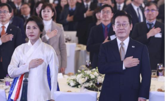 1月4日下午，李在明在访华的第一天，就给韩国一个“惊喜”，他并没有急着进行会谈，