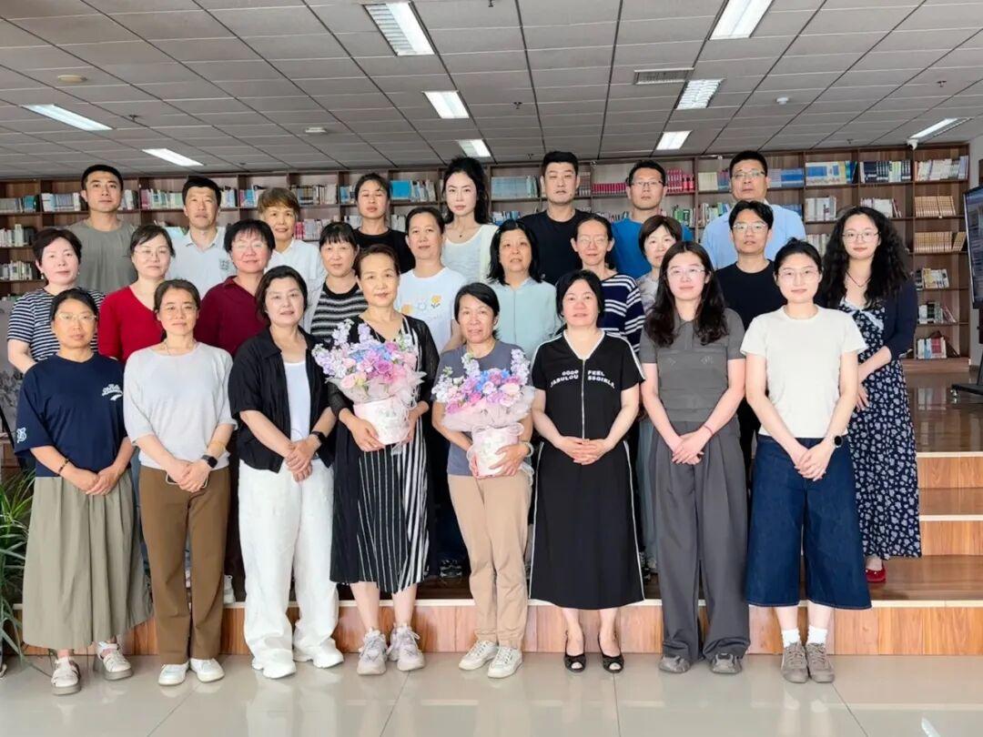 山东日照职业大学图书馆在国学区为徐红老师、于洪英老师举行荣休仪式，馆长秦越致辞。