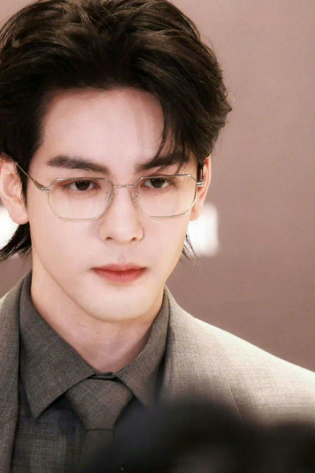 曾舜晞兄弟神图有了 曾舜晞这身灰色西装造型太帅了！金丝眼镜一戴，斯文感和精英范儿