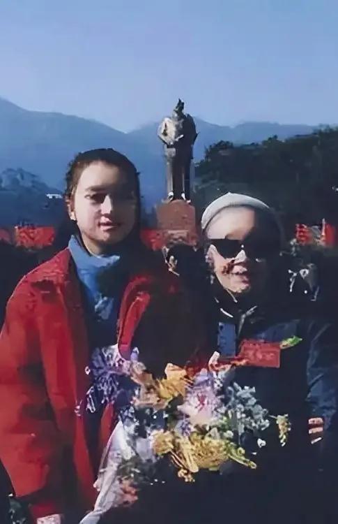 那年，毛泽民烈士的孙女李莉陪奶奶朱旦华来到韶山，参加纪念毛主席毛爷爷的寿辰…