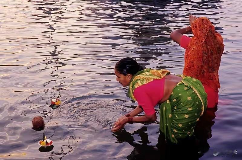 印度13岁男孩被毒蛇咬伤，父母不着急送医却听“巫士”建议，浸泡于恒河水中12小时