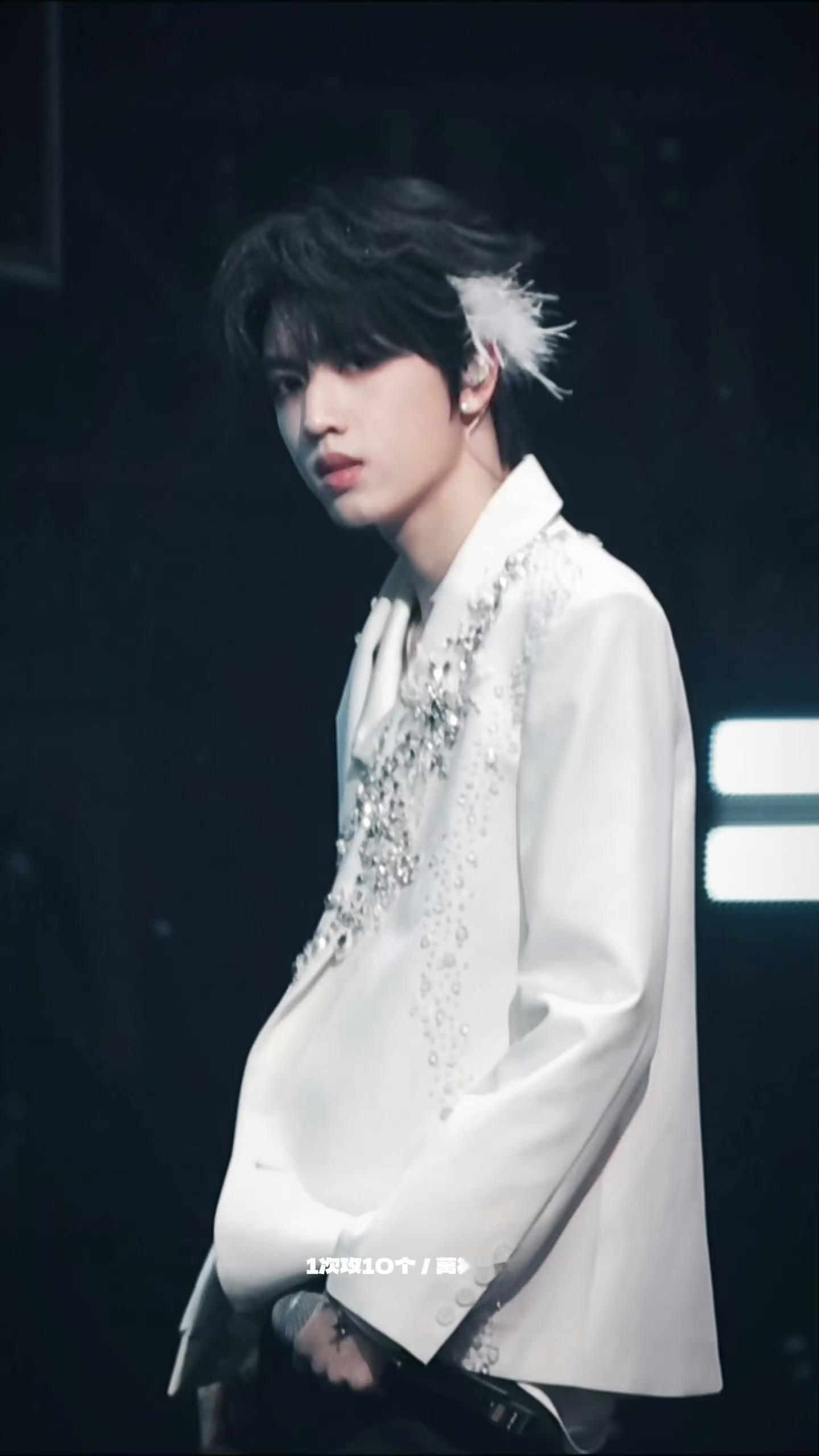 大哥哥边哭边凹造型我好感动 