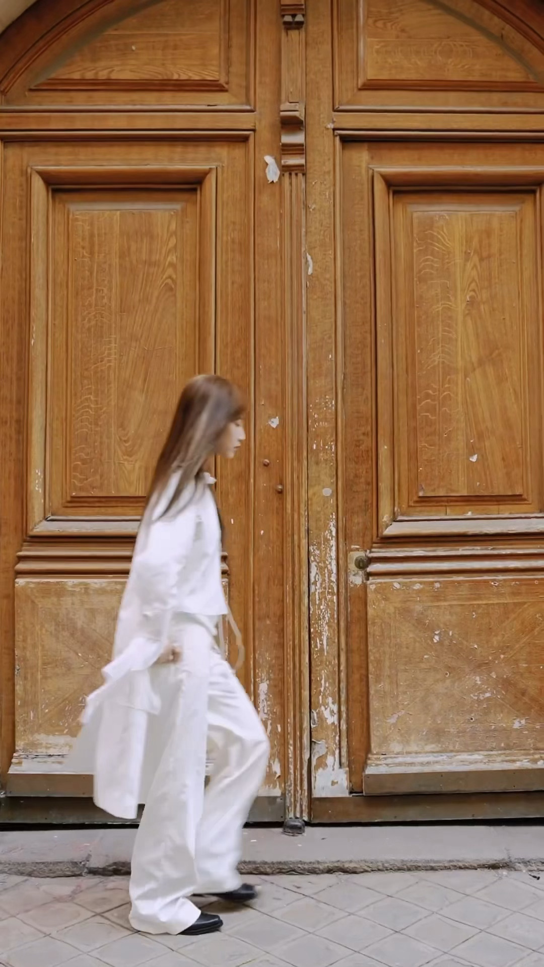 袁一琦巴黎时装周首封袁一琦势界生日封 袁一琦巴黎时装周首封预告视频来袭，一袭印花