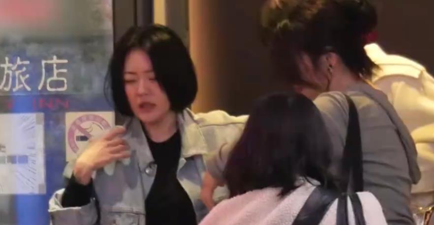 小s街头大哭小S街头嚎啕大哭小S这是怎么了？3月17日晚间，小S在台北的某酒吧里