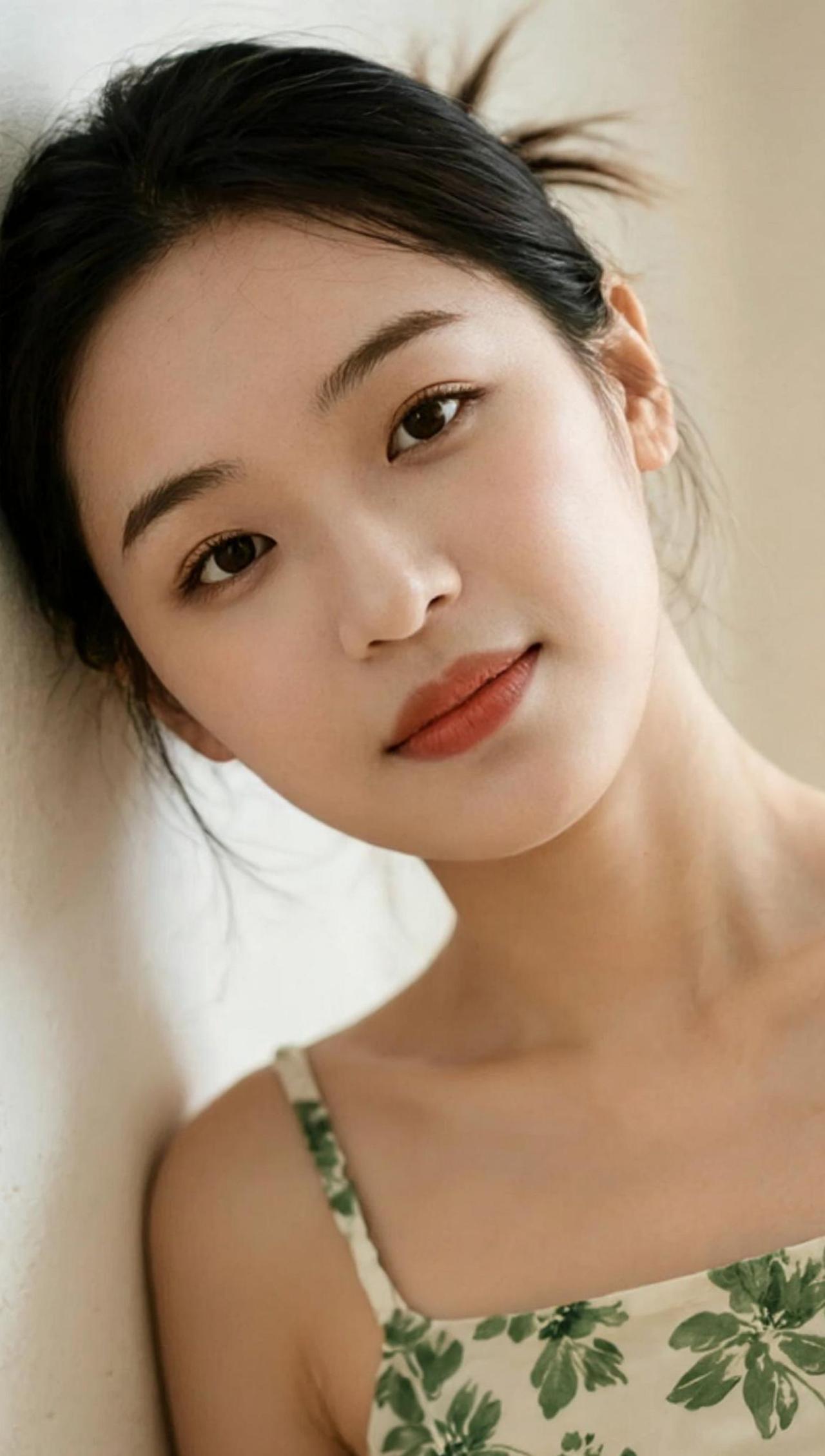 在柔和的光影中，捕捉到这一刻的静谧与美好。仿佛时间都放慢了脚步，让人忍不住想多停