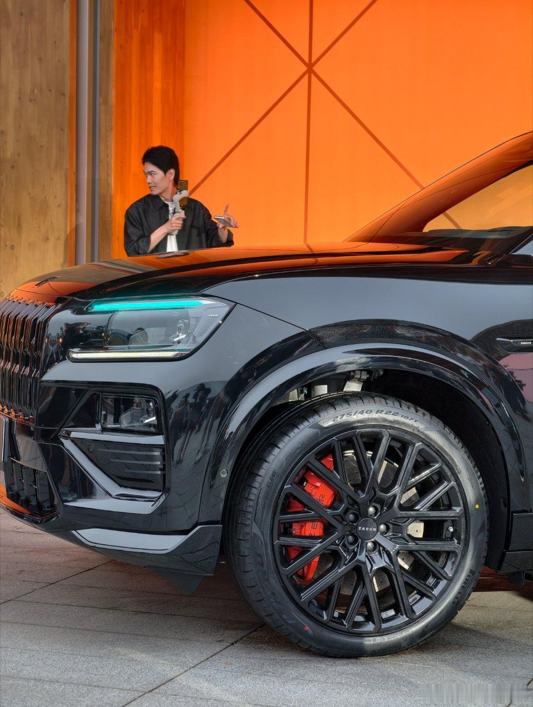 8x曜影应该要补的一个熏黑轮毂的配置，之前我就说，这么帅的车怎么能没有黑的轮毂呢