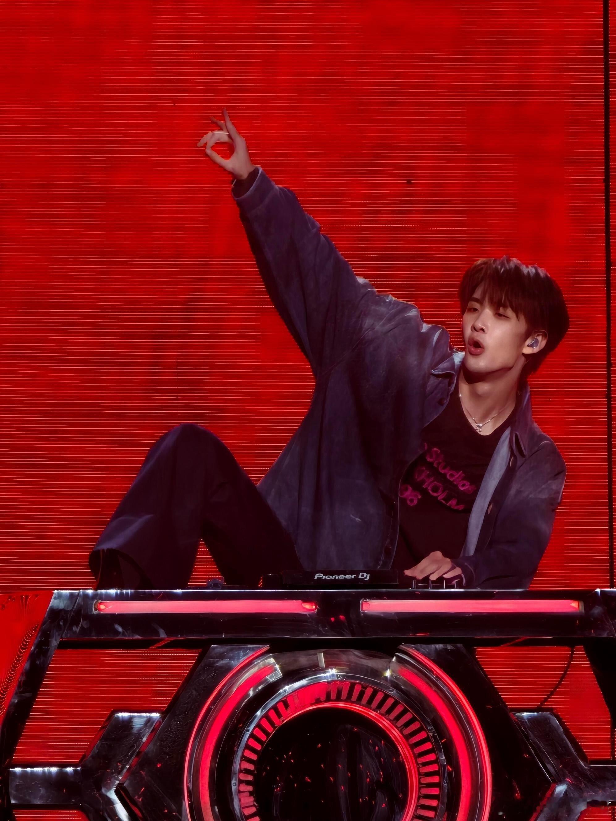 王赫野打碟被过路的老板看上了 王赫野打碟的画面真的太有魅力了，粉丝的文案意外带火