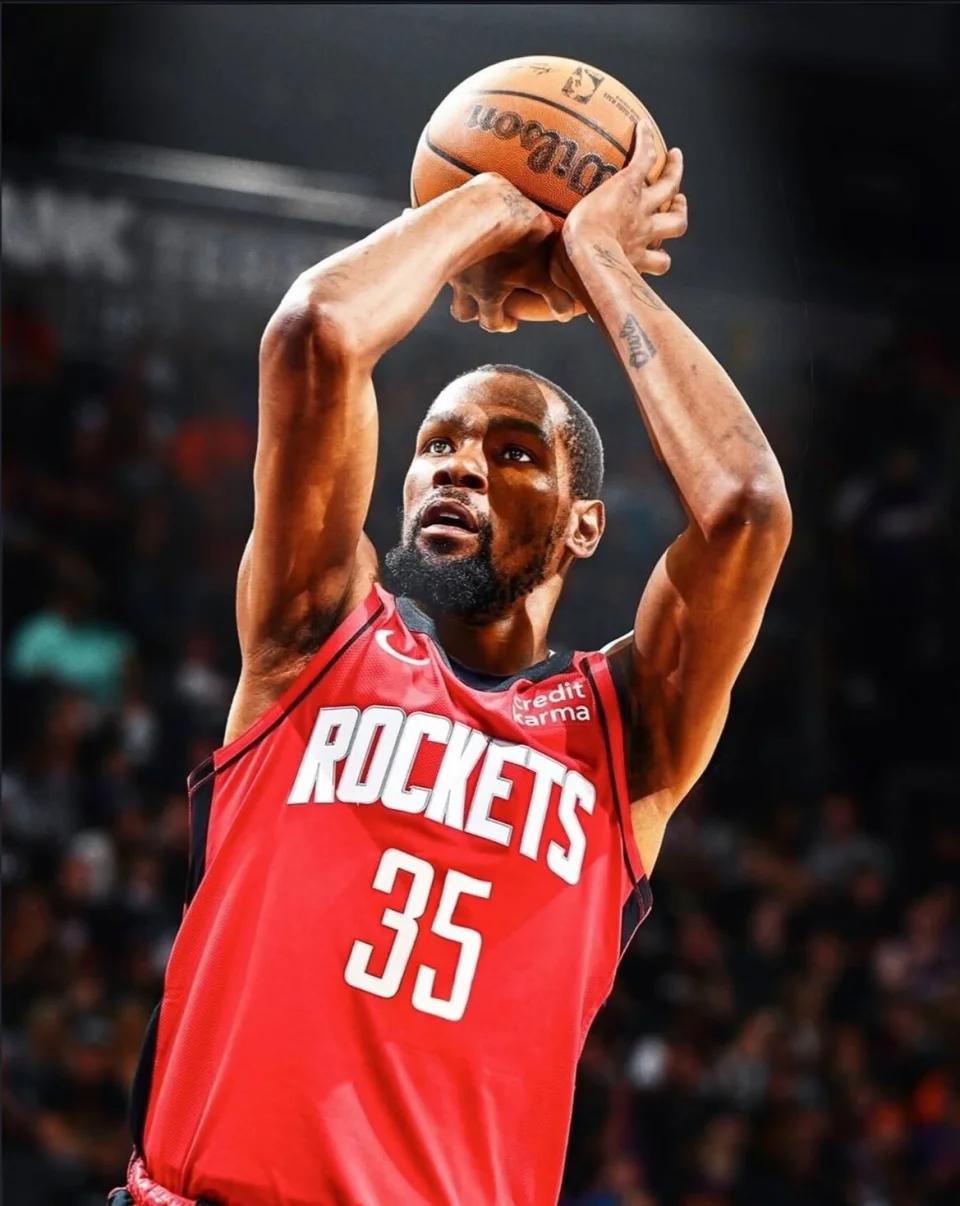 杜兰特才是真男人，一句话谈了绝杀太阳的感觉。去年我成为背锅侠，今朝我绝杀将你扫地