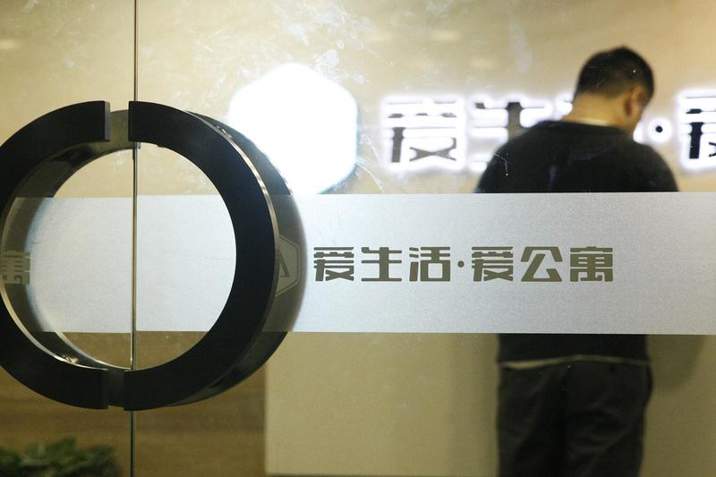 房东问该不该给租客送礼还被劝退，这事儿挺有意思。一般来说，房东和租客就是单纯的租