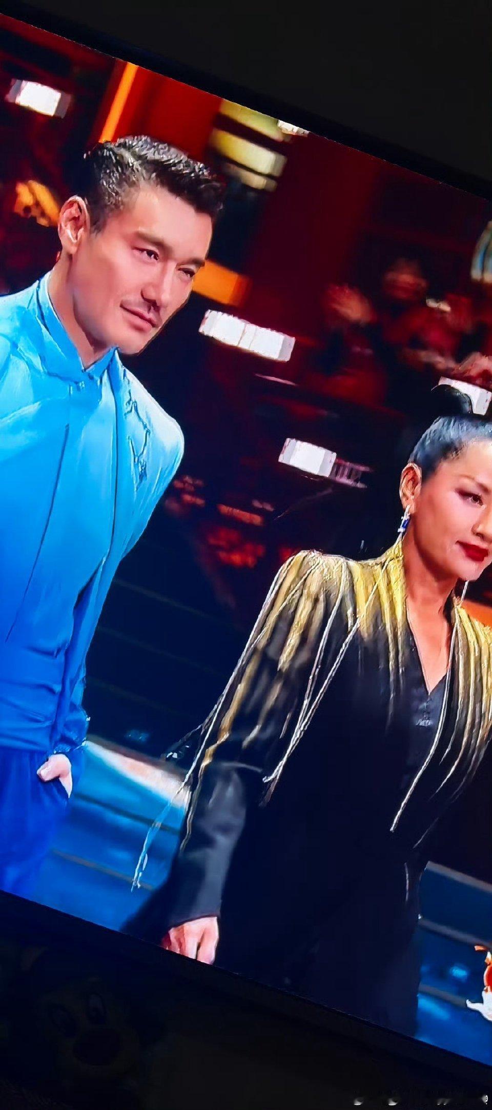 胡兵瞿颖情人节虽迟但到 情人节最治愈画面！胡兵瞿颖虽迟但到，温柔对视送花比心，自