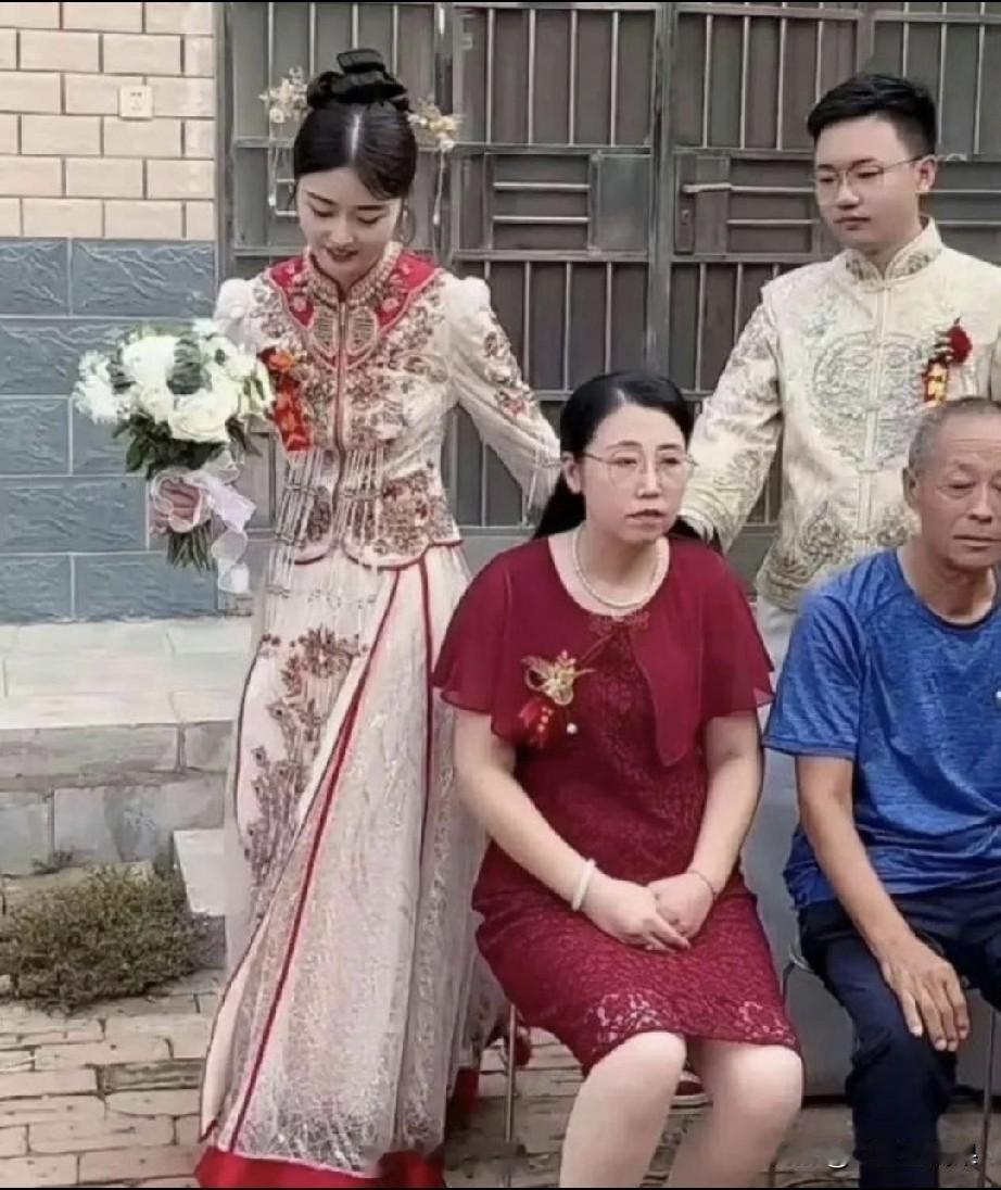结婚可是大喜之日，为什么这对公公、婆婆一点都不高兴呢！新郎也是愁眉苦脸的样子，只