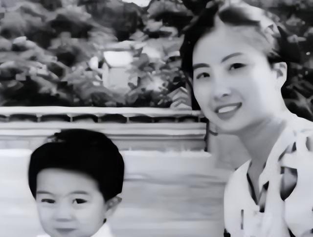 1991年，一名3岁男童竟在外公眼皮子底下离奇失踪。父亲因此此抑郁自杀，而母亲坚
