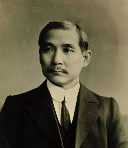 国民党如果不能与时俱进，顺应时代潮流，最终的命运只能是解散，结束其历史使命。
