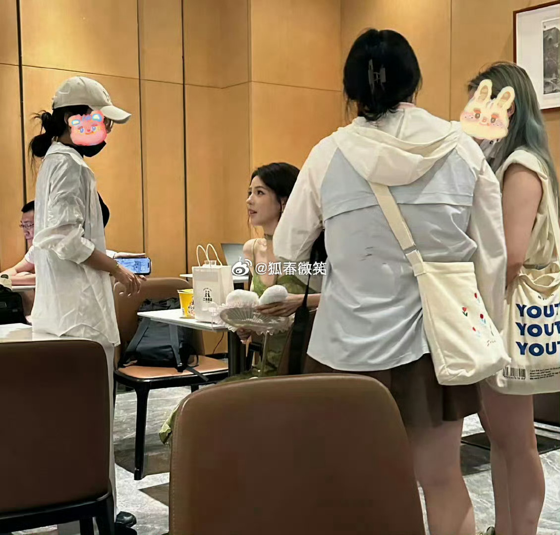 我的天？张予曦路人视角这么美的吗？为啥这么美却不温不火啊 ​ ​​​