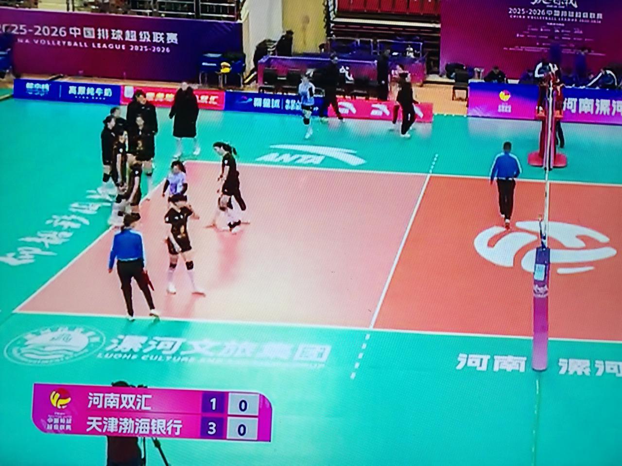 女排排超联赛第十四轮，天津女排对阵河南女排，前三局天津女排19：25，25：19