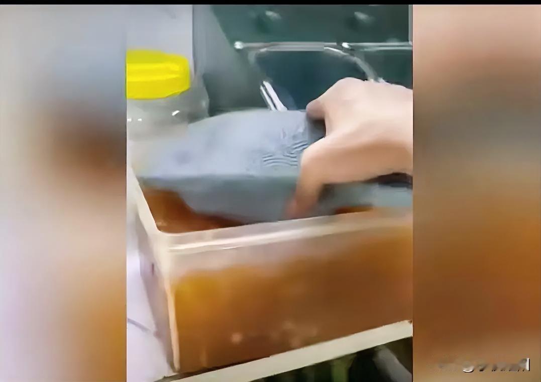看到下图，你是不是以为手上拿的是美食，再仔细一看手上原来拿的是拖鞋，这是某奶茶店