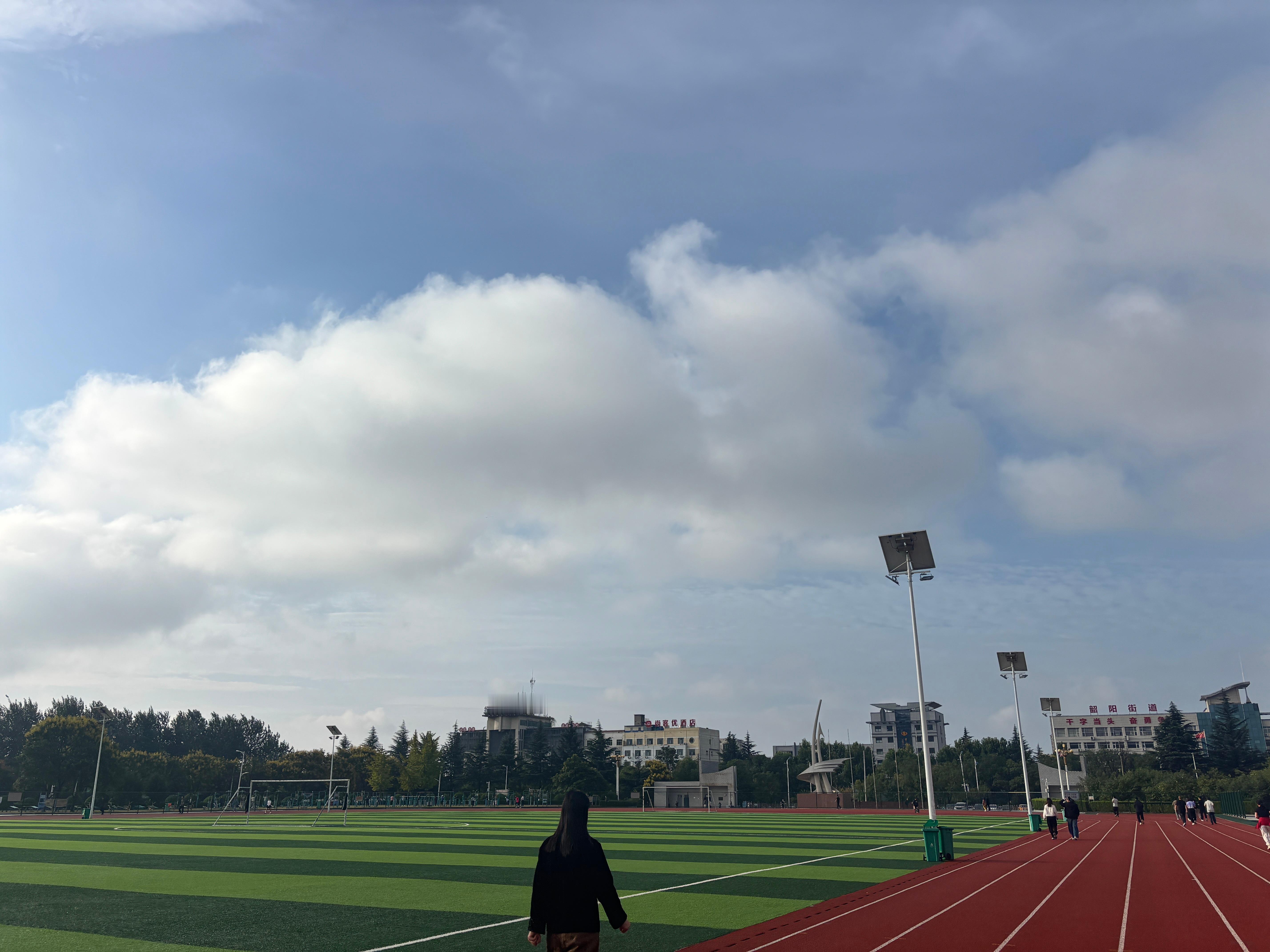 跑步[超话]  雨过天晴🌤️           晨跑🏃‍♀️13K今天你跑