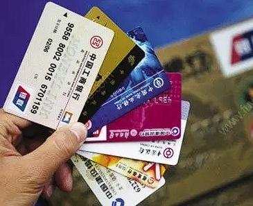 陕西，一男子办理征信，发现自己名下有8张银行卡，归属地都是成都，还欠有80万贷款