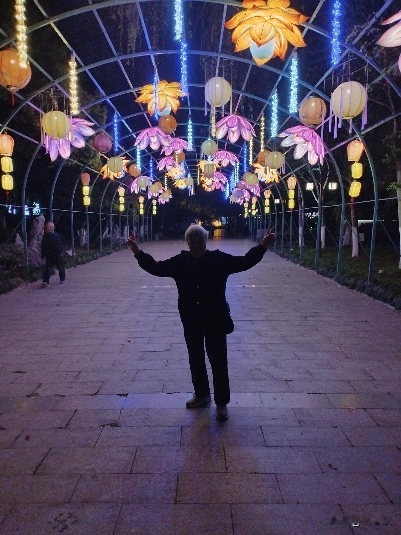 浙江平湖的夜景，简直绝了！当夜幕降临，东湖畔华灯初上，灯光倒映在湖面上，波光粼粼