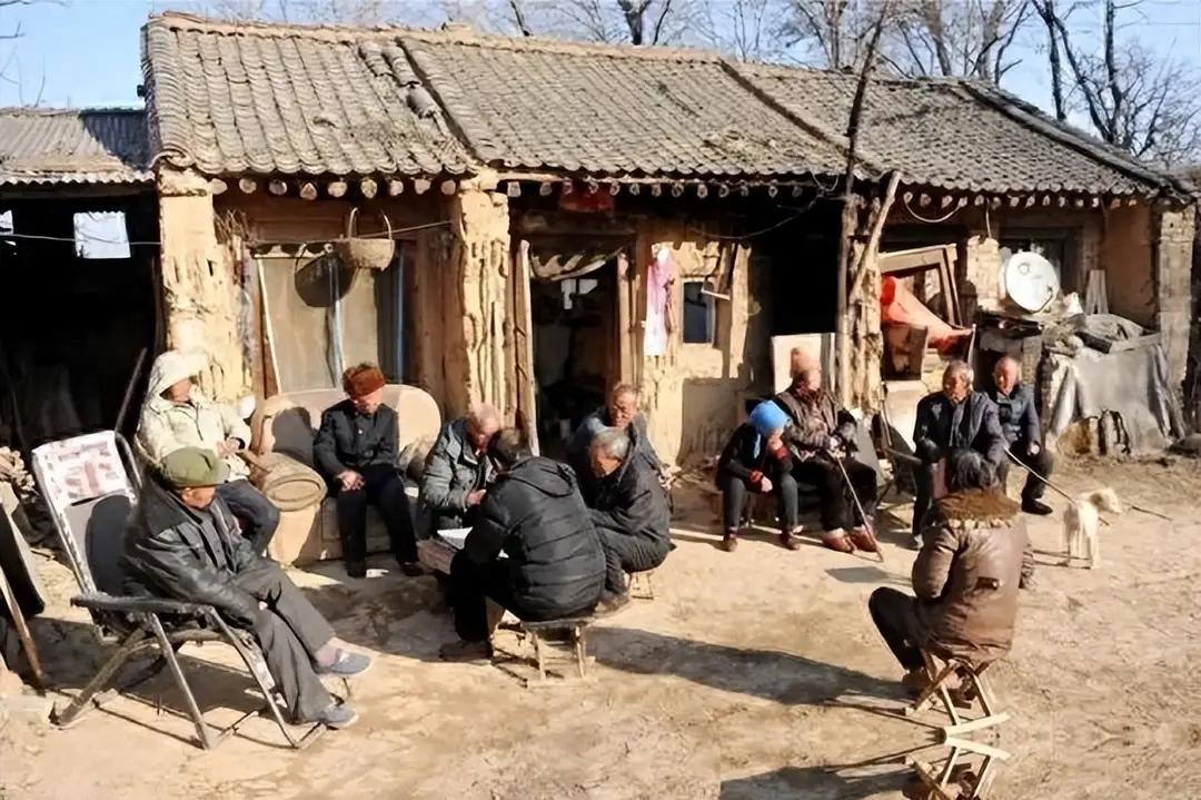 终于有专家敢说实话！无数没存款、低退休金的农村老人，正在艰难熬着晚年。
 
这不