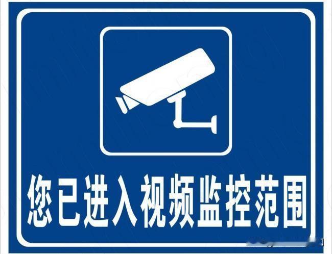 最近，网友 "毛毛只想休息" 遇到了件哭笑不得的事：对门邻居在自家门上方装了监控
