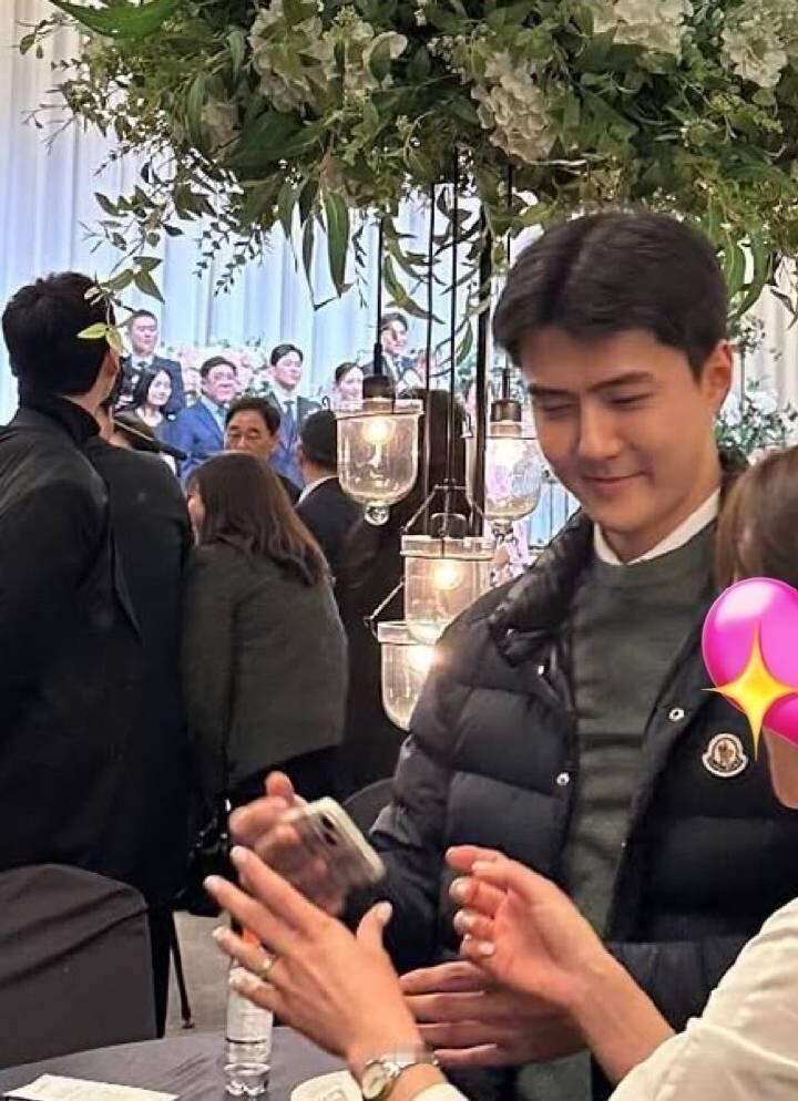 一开始还不明白为什么吴世勋是小韩国旗反面直到看到了18岁的他，惊为天人 