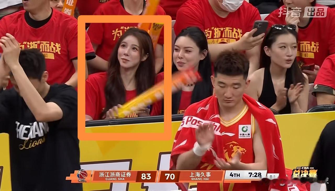 浙江浙商证券的主场真是美女如云！在今天浙江浙商证券主场迎战上海久事的总决赛G4中