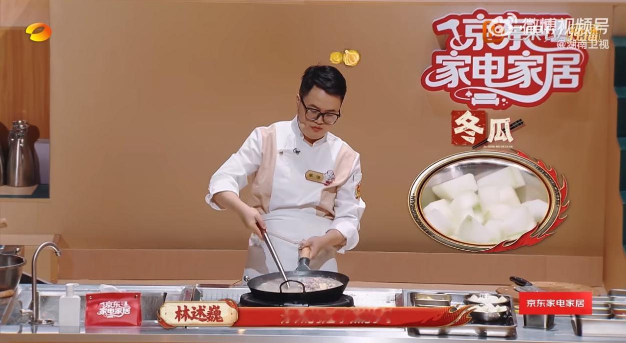 参赛厨师沉浸式屏蔽林大厨家乡美食大赛后厨比拼的紧张感直接拉满，各位参赛厨师全副心