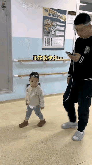 “人怎么能这么聪明！”吉林，一男子带生病的娃去医院挂水，谁知，孩子老是乱跑，手拿