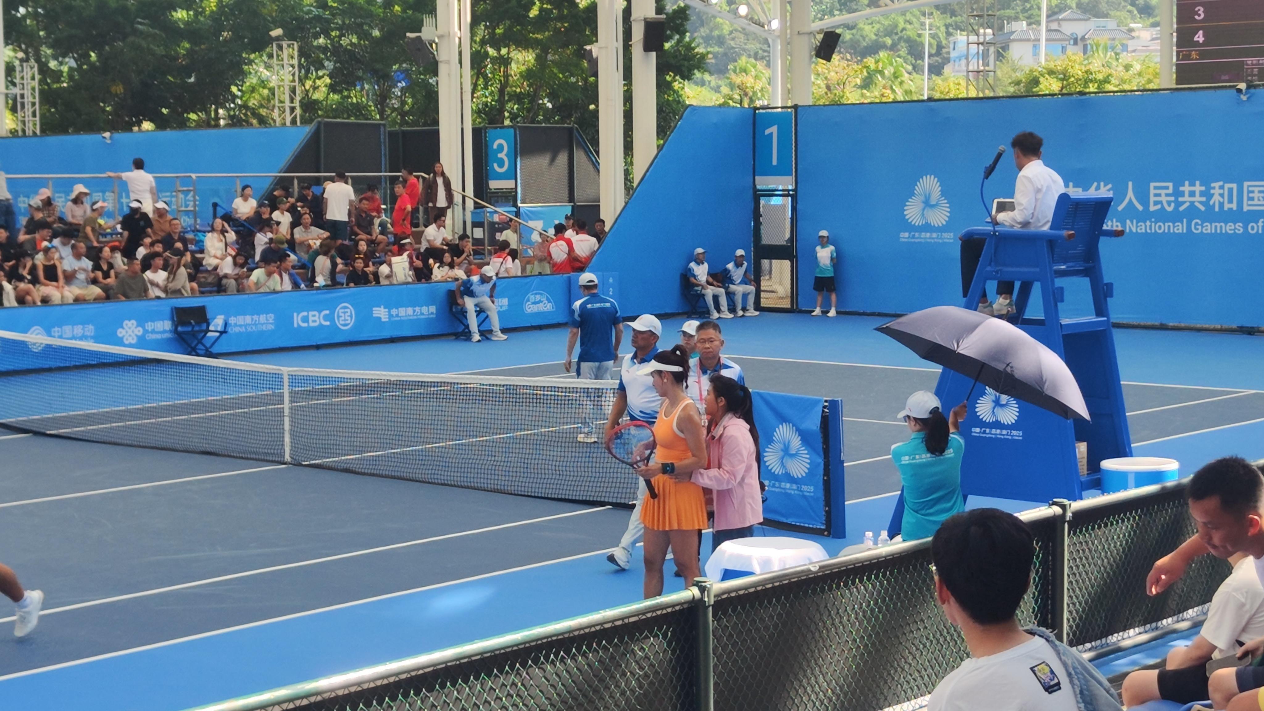 王蔷申请医疗暂停，腰部出现不适。前七局看下来，发球和底线都能看到昔日巅峰的影子，