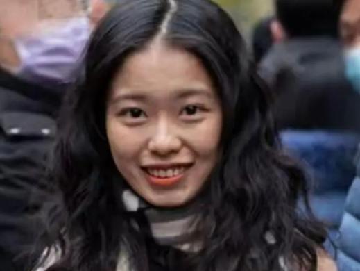 她曾诬告朱军骚扰，败诉后欠朱军65.5万赔偿款一直不还，现在她甚至移居到了海外，