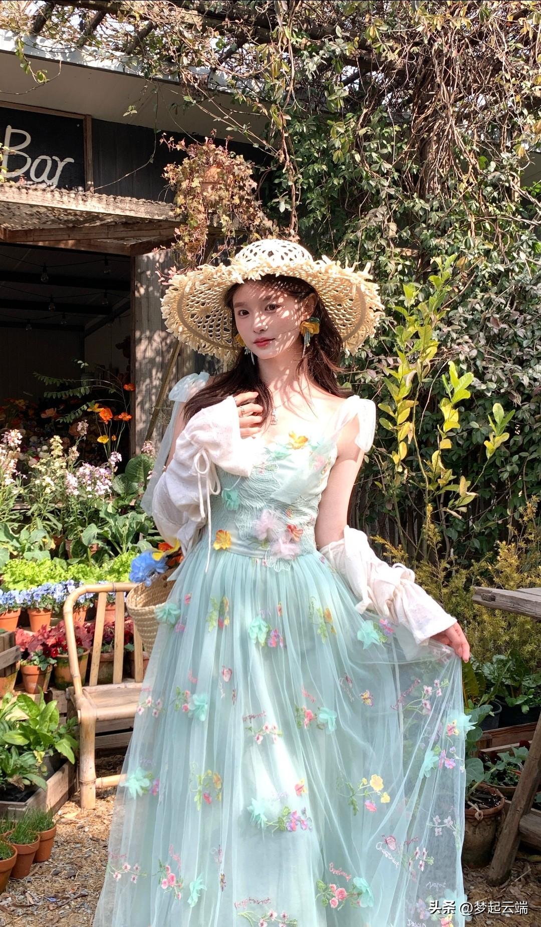 夏日花园里的梦幻仙女裙，花海中的浪漫时光。