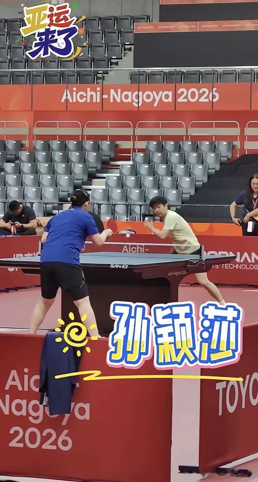 终于看到国乒队员在日本训练馆上训了！

莎莎和王队等参赛队员都在场地进行适应性训