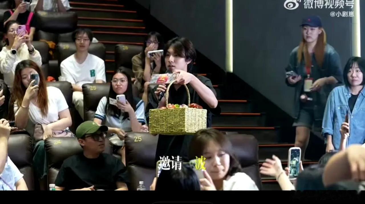 赵一博带着自家大棚的水灵果蔬现身《长安的荔枝》路演，这份无添加的礼物里，藏着比谐
