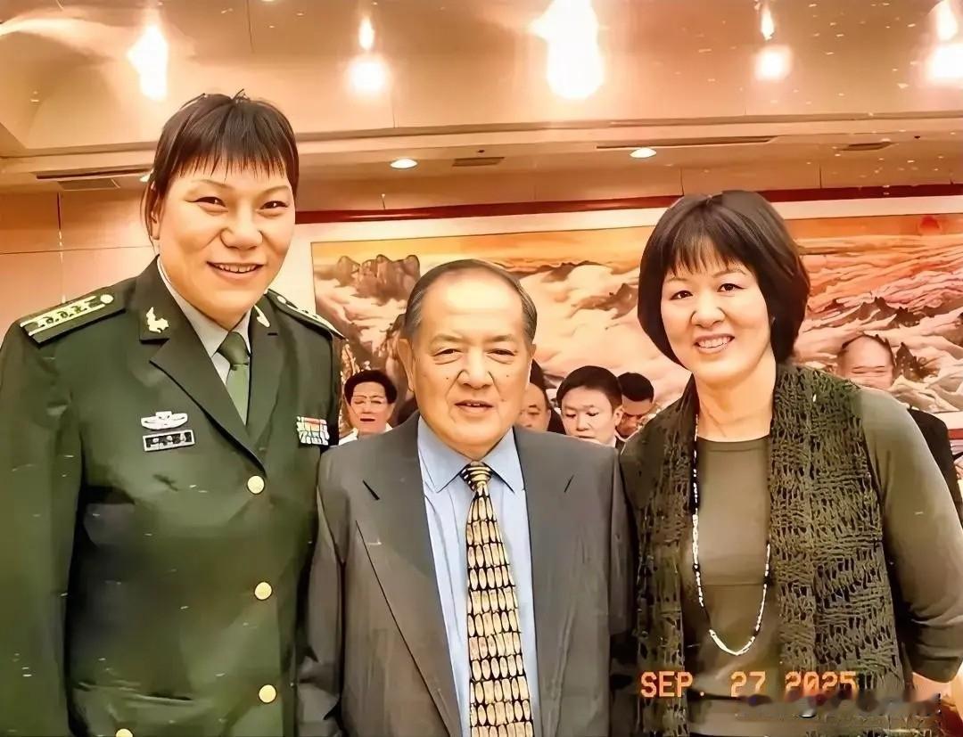 前女排教练郎平端庄大方，穿军装的女士英姿飒爽，中间的男士咖位应该比较大，就是不知