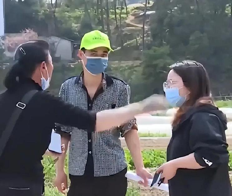 太窝囊了！儿子被妻子戴绿帽，父亲气不过想打儿媳，不料儿子为了妻子居然反把他给打了