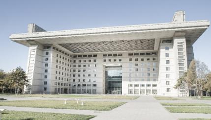 咱们聊一所实打实的、被严重低估的宝藏学校——湖南第一师范学院。
这名字你可能听过