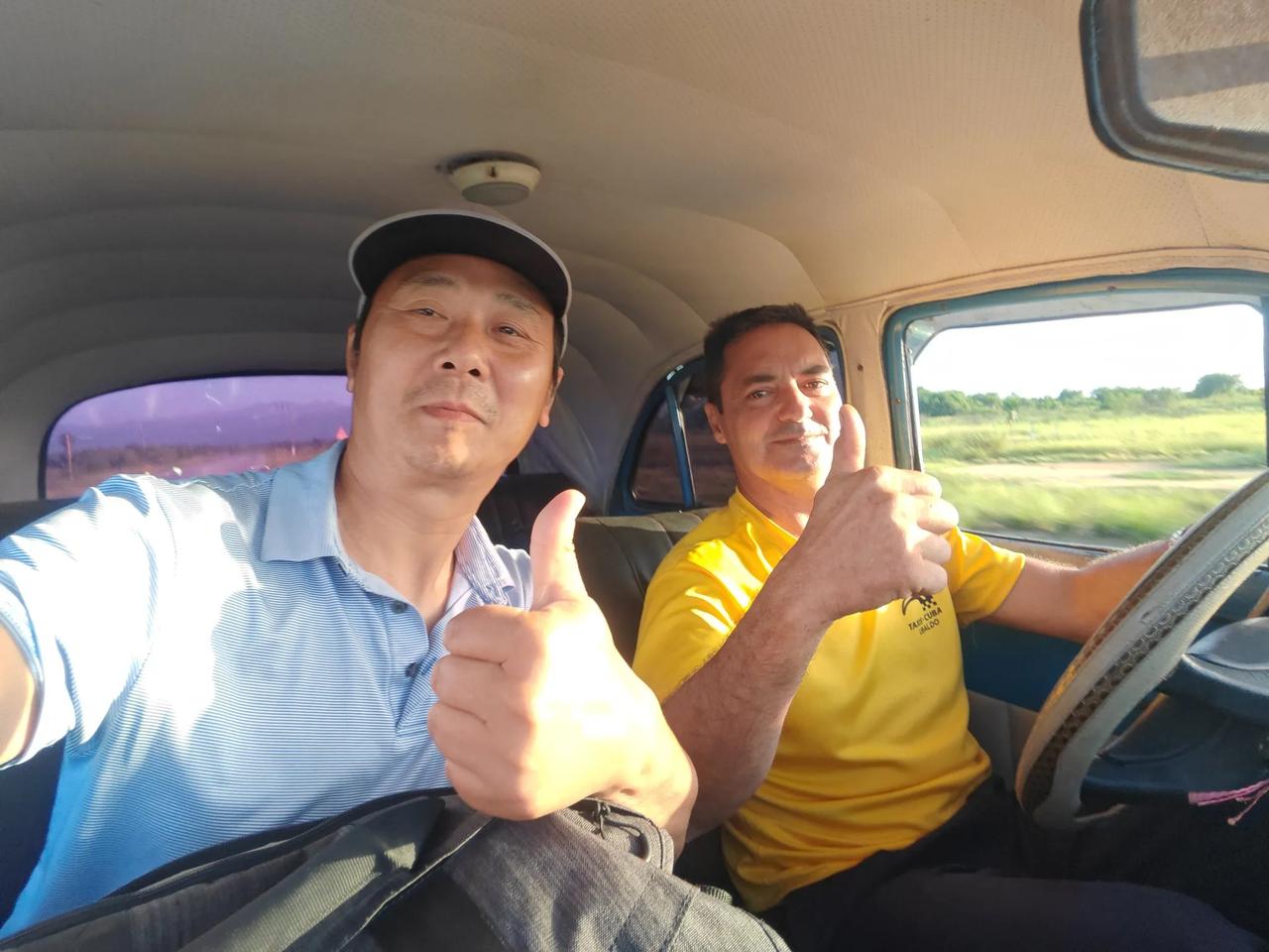 早起坐个老爷车去特立尼达古城里拍照。