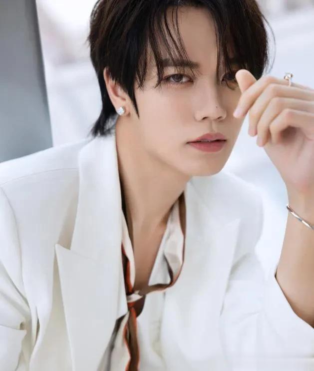 9月4日深夜，网络名人“千不二子”突然发布多张图片，揭露某当红男星“私下寻欢作乐