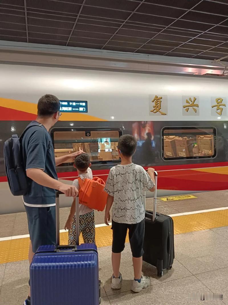 暑假别盲目补课！抓好担当、勇气与天性，养出内心丰盈的孩子
 
  暑假一到，不少