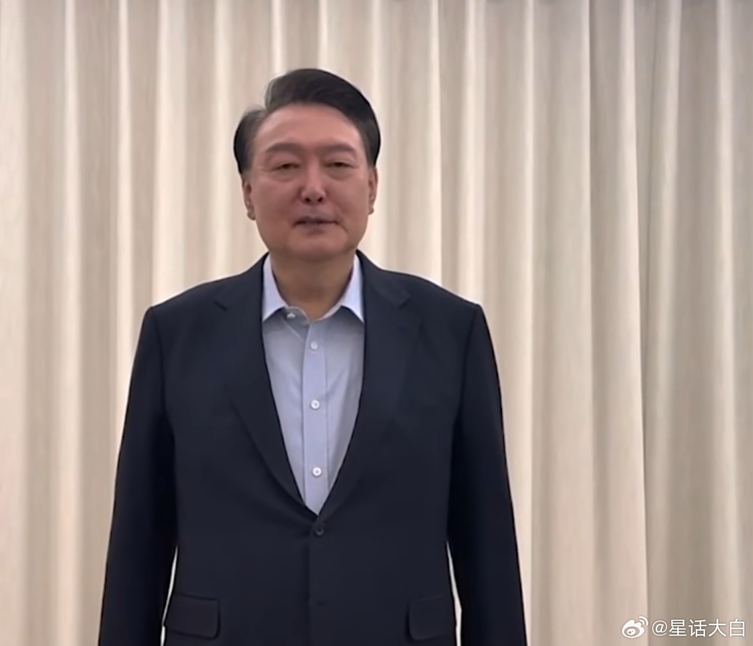 尹锡悦在出发前往公调处后，还公开了提前录制好的对国民讲话。这次尹锡悦就显得比较憔