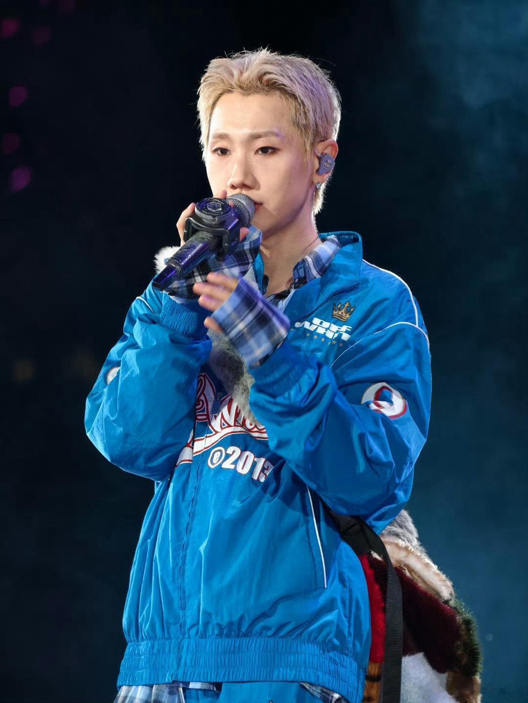 汪苏泷穿三条裤子确实见外了汪苏泷演唱会穿三条裤子汪苏泷演唱会坐台阶上和粉丝聊天，