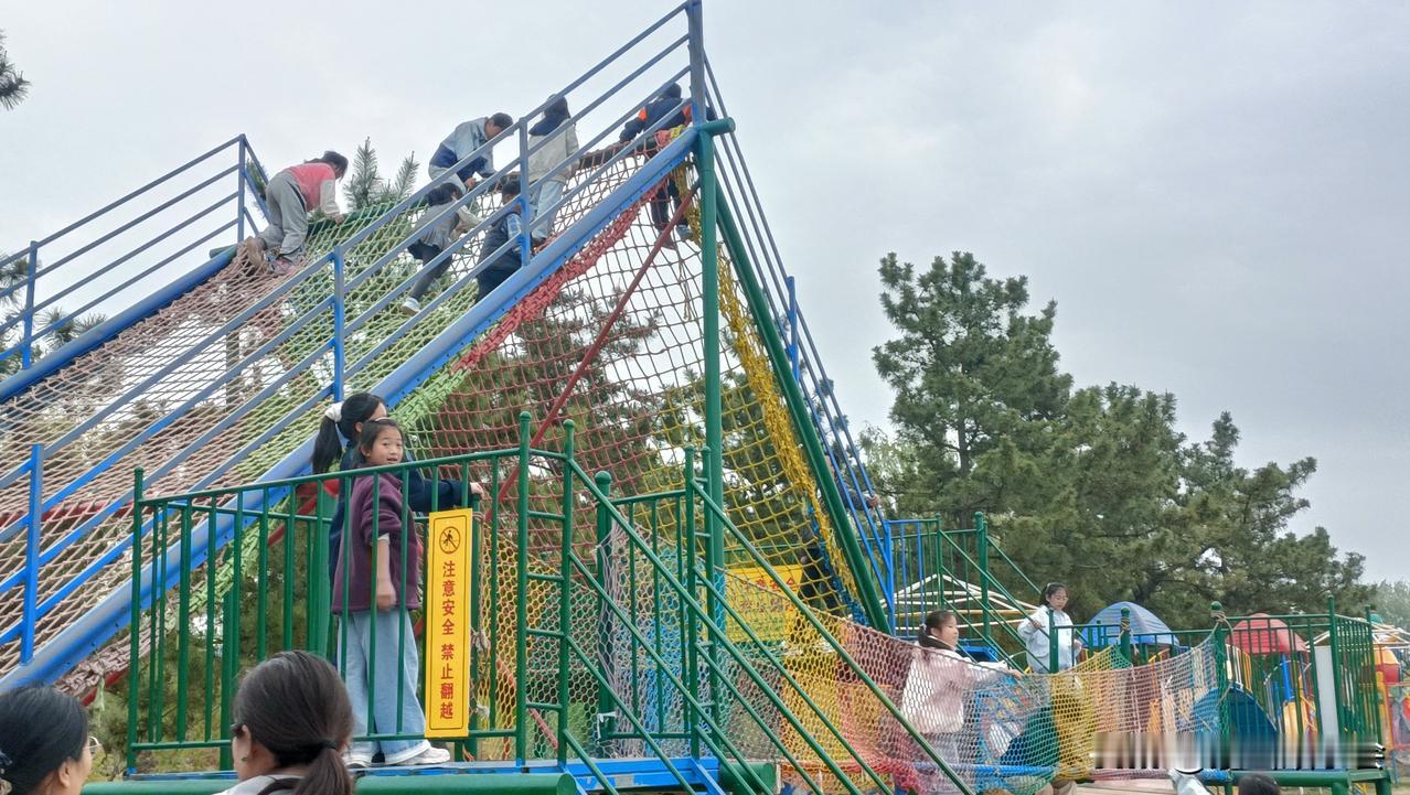 今天是临沂孩子春假的第一天，孩子们可以自由自在地放风筝了。我发觉出来玩的孩子不算