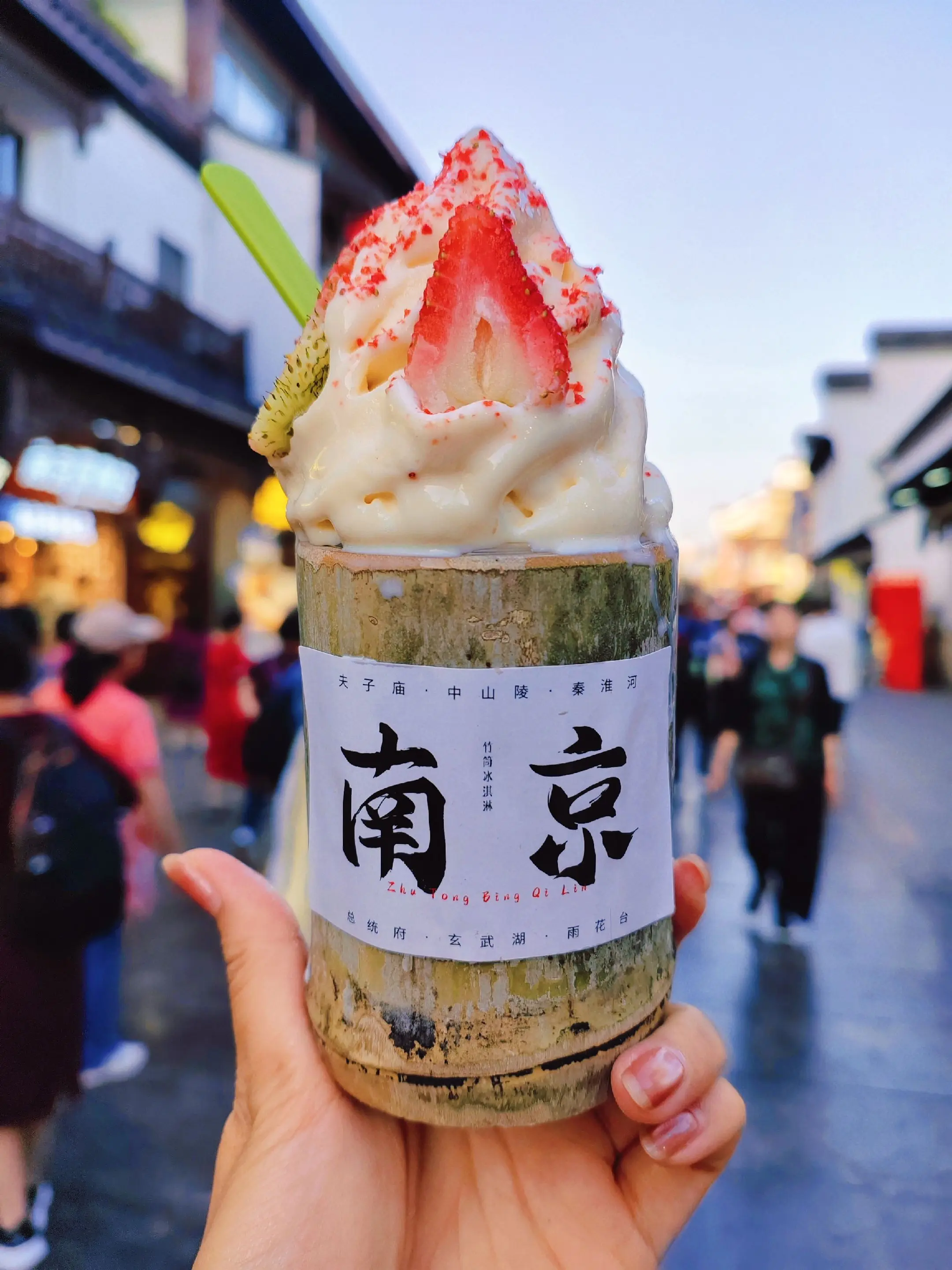 一个普通的早上  佳女士觉得有点无聊  于是花了几百大元来到了南京