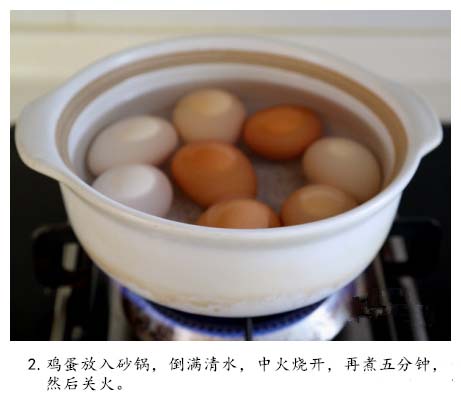 【茶叶蛋的做法】茶叶蛋做法各有不同，这种做法虽只有几位料，可煮出的蛋色泽酱红，蛋