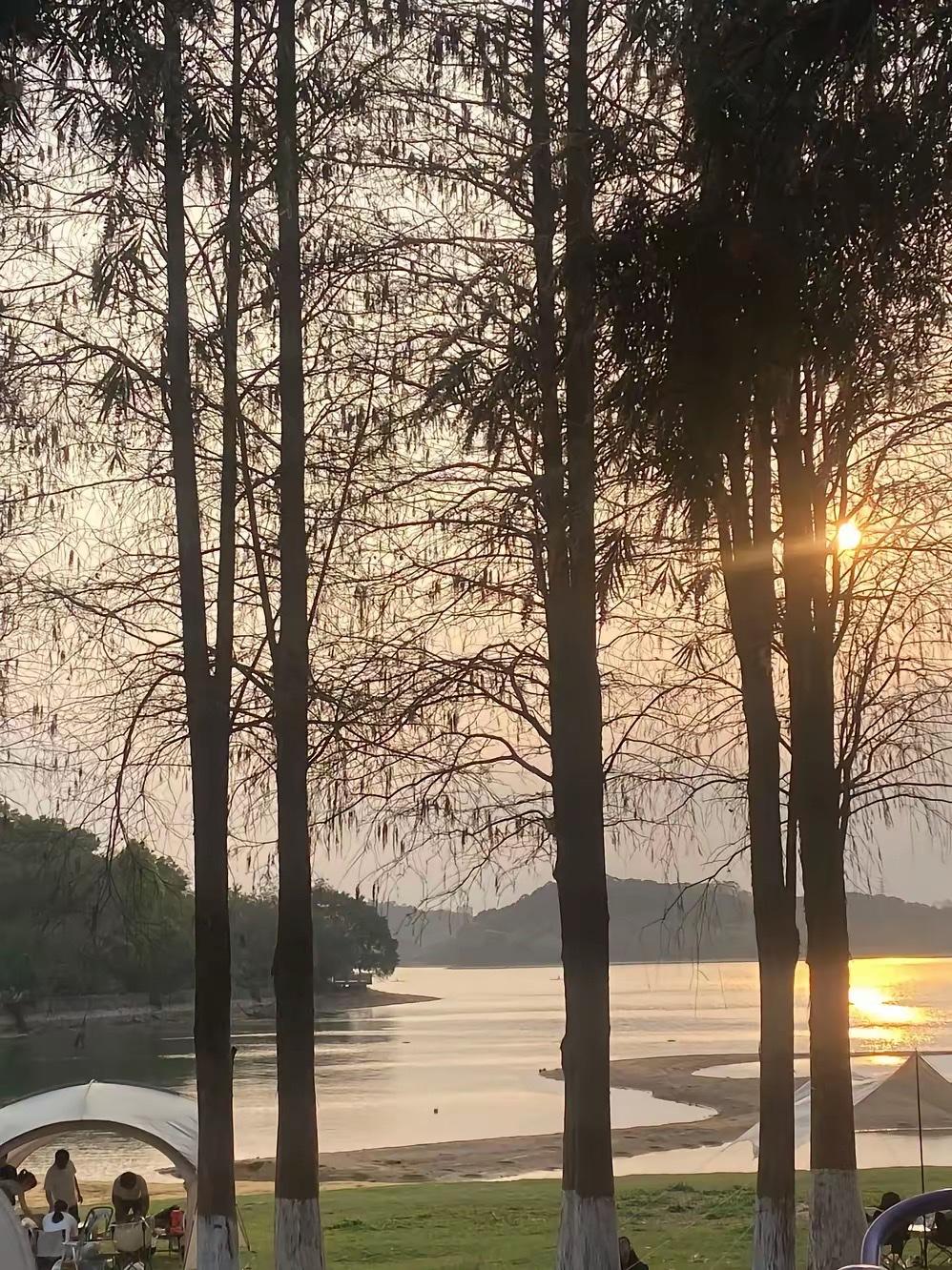 清明小长假就要来了，领导问，清明谁能加班，三倍工资，我第一个报名，不是为了三倍工