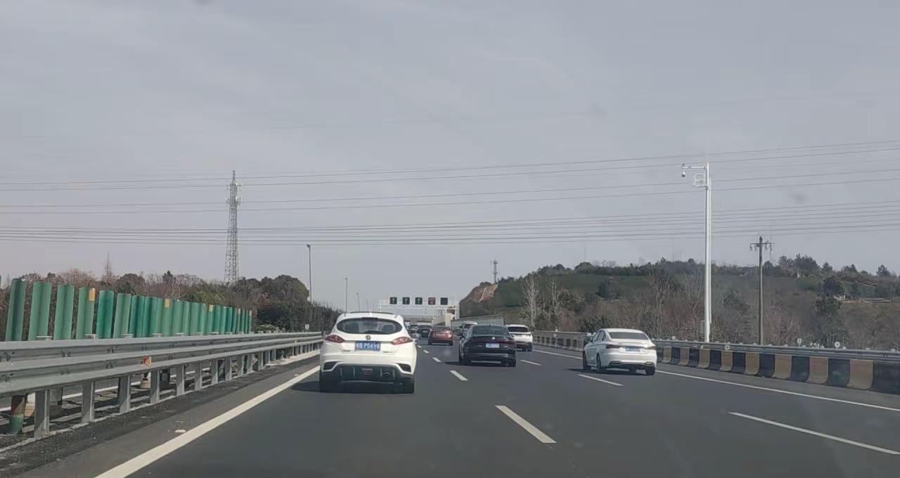 在这个利益至上的时代，突然明白好多，在金钱和利益面前，不管是亲情，爱情，都将一文