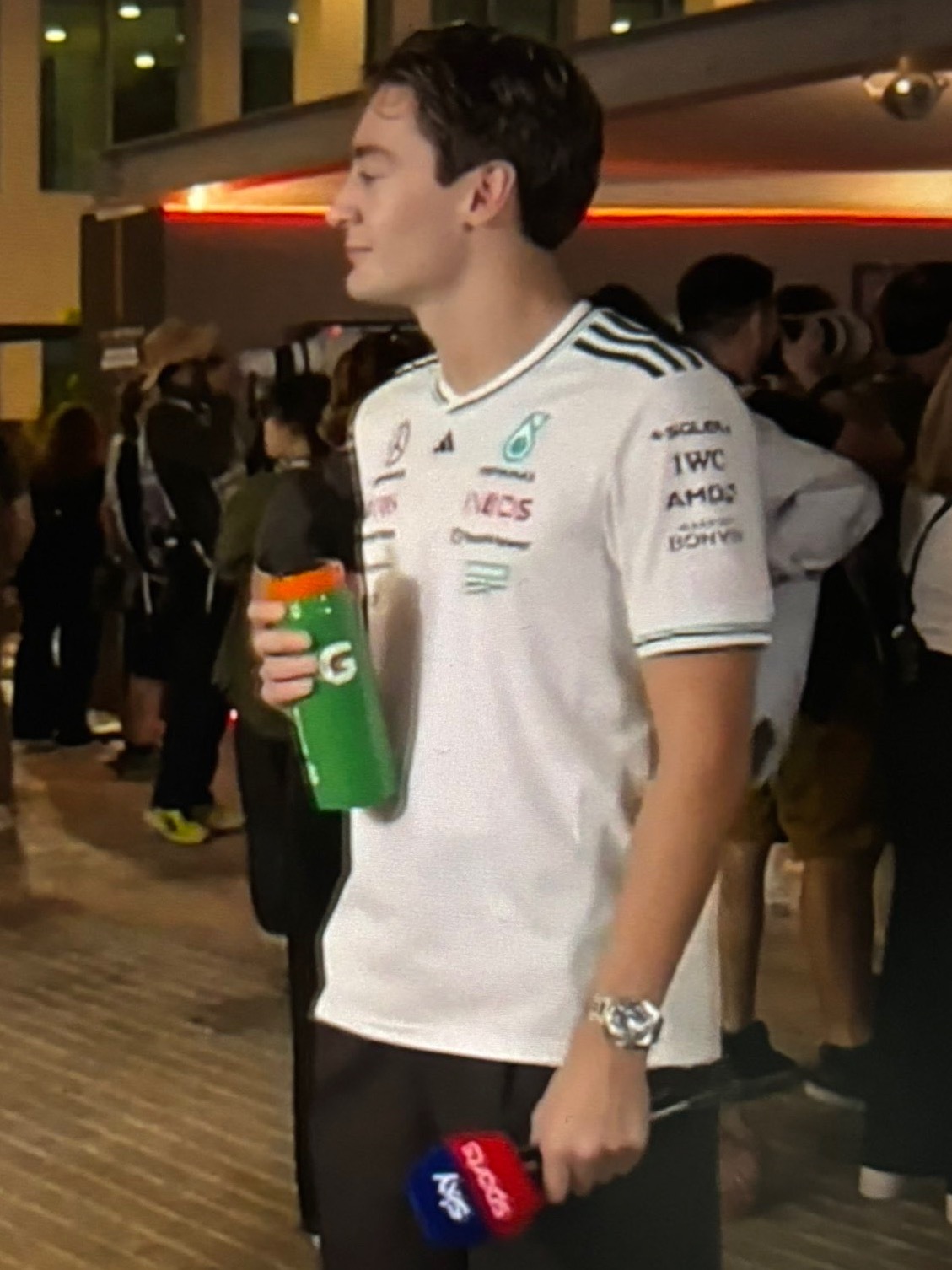 乔拉现在也是随时随地拿着饮料瓶了2025F1阿布扎比大奖赛