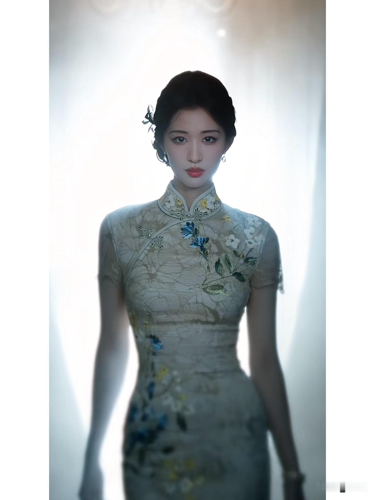 王楚然旗袍，这腰臀比绝了