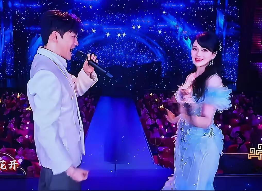 马年春晚，再一次被伊能静惊艳：神仙姐姐空降！奔六的人了，状态怎么这么年轻呢？声音
